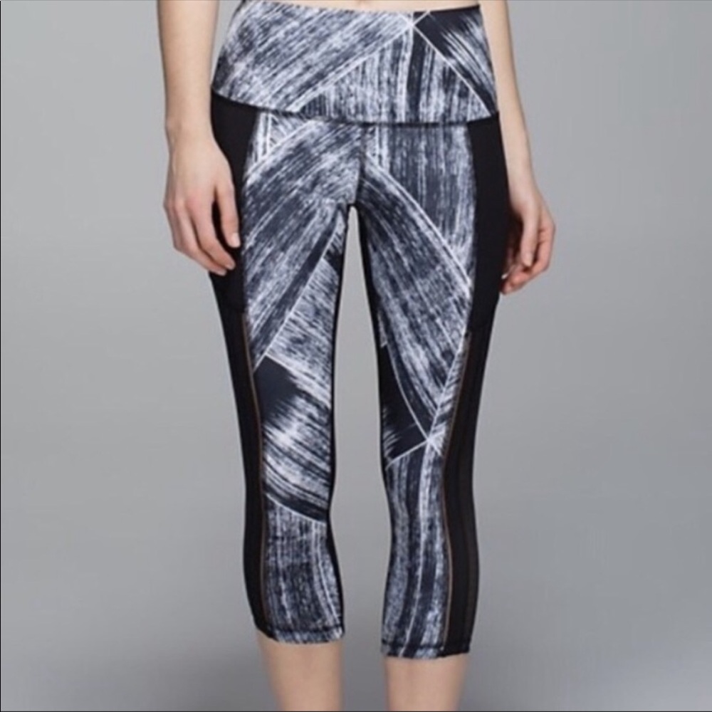 Lululemon Crop Leggings Size 8 black/white pattern
